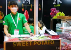Jung Jae Bang is the General Manager of Hansarang Co., Ltd. The company specialises in premium packed fresh strawberries that it sells in Ho Chin Minh city in Vietnam.Jung Jae Bang 是 Hansarang Co., Ltd. 的总经理。该公司专门生产优质包装的新鲜草莓，在越南胡志明市销售。
