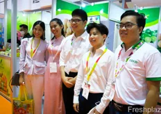 The sales team of Xaxa Service Trading with second from left Phan Thi Tham with Nguyen van Dung to her right, CEO of the company. Xaxa Service Trading 的销售团队，左起第二个是 Phan Thi Tham，右边是公司首席执行官 Nguyen van Dung。