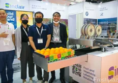 Sinclair produces home compostable fruit labels making it easier for stores to scan produce and for companies to communicate their brand. In front of the labeling machine are David Chen, Amonrat Vinaikulnivat, Uracha Tanwibool and Siam Pandey (Sinclair Thailand).Sinclair 生产家庭可堆肥水果标签，使商店更容易扫描产品并让公司更容易传达他们的品牌。贴标机前是 David Chen、Amonrat Vinaikulnivat、Uracha Tanwibool 和 Siam Pandey（Sinclair Thailand）。