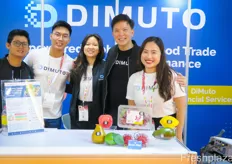 Dimuto is a Singapore technology company whose solutions provide visiblity throughout the entire supply chain from orchard troughout transportation and shipment into the shop, with all data being captured and saved on the block chain. From left to right are: Thot Hlaing, Nixon Osckar, Kimberly Ho, Gary Loh and Lee HuiMin.Dimuto 是一家新加坡科技公司，其解决方案提供从果园水槽运输和运输到商店的整个供应链的可见性，所有数据都被捕获并保存在区块链上。从左到右分别是：Thot Hlaing、Nixon Osckar、Kimberly Ho、Gary Loh 和 Lee HuiMin。