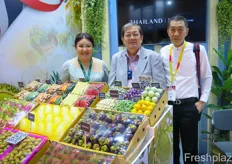 The stand of the Thai Department of International Trade Promotion. In the middle is Phatom Taenkam, English speaking advisor to the Department. In the front are different Thai subtroptical products, including dragonfruit, mango, mangosteen and longan.Thai Department of International Trade Promotion 展位。中间是该部的英语顾问 Phatom Taenkam。前面是不同的泰国亚热带产品，包括火龙果、芒果、山竹和龙眼。