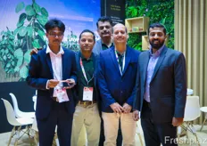 Absolute is a large grower and export company from India. On the photo are Sankha Mandal, Atul Jain, Nitin Sonar, Sanjay Suryawanshi and Prateek Rawat, co-founder and COO.Absolute 是一家来自印度的大型种植商和出口公司。照片上有 Sankha Mandal、Atul Jain、Nitin Sonar、Sanjay Suryawanshi 和联合创始人兼首席运营官 Prateek Rawat。