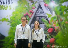 Swing Organic holds the exclusive marketing license in over seventy countries globally. On the photo are Philippe Raynaud and Fanny Lemorlec.Swing Organic 在全球七十多个国家拥有独家营销许可。照片上是 Philippe Raynaud 和 Fanny Lemorlec。