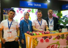 Ani Tarim from Turkey exports apples and cherries. On the photo are Selcuk Erdogan, Cennet Erdogan, Tayfun Kaya and Isa Erdogan.来自土耳其的 Ani Tarim 出口苹果和车厘子。照片上是 Selcuk Erdogan、Cennet Erdogan、Tayfun Kaya 和 Isa Erdogan。