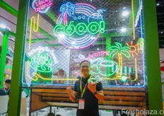 Fresh coconut water in the original coconut was a new trend at the show. This version is from Kingo Fruits under the brand name Cooo!. On the photo is Joe FengBeng, General Manager for the company from Guangzhou.原椰子中的新鲜椰子水是展会上的新趋势。此版本来自 Kingo Fruits，品牌名称为 Cooo!。图为广州公司总经理蘇峰本。