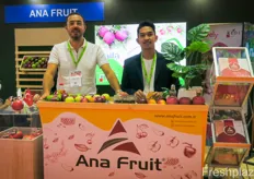 Ana Fruit exports Turkey products including apples to Asia. Mehmet Erdogan, to the left, is Managing Director at the company.Ana Fruit 向亚洲出口包括苹果在内的土耳其产品。左边的 Mehmet Erdogan 是该公司的董事总经理。