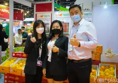Pong Pong and Rosanne Ong from Sunrose Private Limited together with David Tang from SinoFruits.Sunrose Private Limited 的 Pong Pong 和 Rosanne Ong 以及 SinoFruits 的 David Tang。