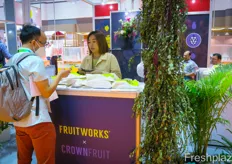 Crownfruit Pte.  From Singapore.来自新加坡的 Crownfruit Pte.。