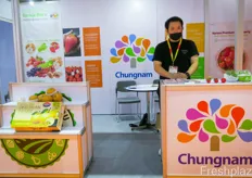 Charles Chan from HongHuyp in Korea. Under its brand Chungnam the company exports Korean fruits.来自韩国 HongHuyp 的 Charles Chan。该公司以其品牌 Chungnam 出口韩国水果。