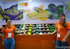 The Fruit Republic produces fruits and vegetables in Vietnam for export market, mainly to the EU. To the left is Truong Thi Hong Nga, together with Tran Thi Phuong Nam.The Fruit Republic 在越南生产水果和蔬菜，主要出口到欧盟市场。左边是 Truong Thi Hong Nga 和 Tran Thi Phuong Nam。