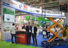 The Chinese company Carlos helps growers with various greenhouse solutions and made sure on their stand were the right professionals to inform growers on the products. On the left mr Louis Zhang with Carlos, on the right Mao Liu with Van der Knaap.