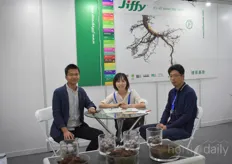 Cher Qi with Jiffy is visited by Guo Xiankun with Agriplus. 