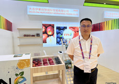大连伊果创惠国际贸易有限公司的参展代表Ａｎｄｅｒｓｏｎ　Ｊｉａ。/ Anderson Jia, the exhibition representative from Dalian Fine Fruits Harvest International Trade Co., Ltd.