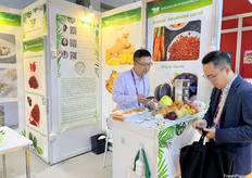 Qingdao Muyi出口包括胡萝卜，生姜，洋葱，大蒜在内时多种农产品。/ Qingdao Muyi exports a variety of agricultural products including carrots, ginger, onions and garlic.