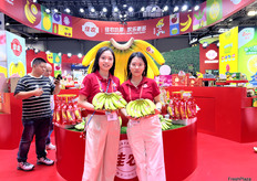 来自佳农的参展代表正在展示公司的主打产品香蕉。/ Representatives from Good Farmer are showcasing the company's flagship product, bananas.