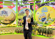 都乐公司的的Stephen Lee 先生。都乐在菲律宾有菠萝，香蕉和木瓜种植基地。除多种特色水果外，都乐还带来了甜玉米粒等蔬菜产品在展位做展示。/ Mr. Stephen Lee from Dole. Dole has pineapple, banana, and papaya plantations in the Philippines. In addition to a variety of specialty fruits, Dole also displayed vegetables such as sweet corn kernels at the booth.