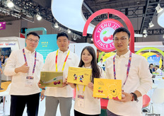 绿海集团专业樱桃研发种植及销售，公司在辽宁省，山西省，河北省等地有种植基地。参展团队黄先生（左一）与参展同事在展位前。/ Green Sea Group specializes in cherry research, development, cultivation, and sales, with planting bases in Liaoning, Shanxi, and Hebei provinces. Mr. Huang (first from left) and his colleagues at the booth.