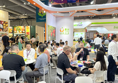 源兴公司的展位迎来众多访客。/ Yumsun's booth welcomed many visitors.