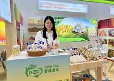 山东智峰食品有限公司的参展代表Ｅｉｌｅｅｎ。大蒜是公司的主营产品。/ Eileen, representative from Shandong Zhifeng Foodstuffs Co., Ltd., the company is specialized in garlic.