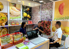 蜜柚出口商正在展位与访客交谈。/ Honey pomelo exporters are talking to visitors at the booth.