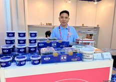 蜜淳农业的总经理葛自成先生。云南蓝莓是公司的主要产品。据葛先生介绍，云南的海拔高，日光强，蓝莓的甜度和香度都很高。/ Mr. Zicheng Ge, General Manager of Michun Agriculture. Yunnan blueberries are the company's main product. Mr. Ge explained that Yunnan's high altitude and strong sunlight contribute to the blueberries' exceptional sweetness and fragrance.