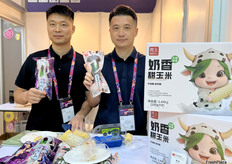 来自微玉生态集团的杨先生（左一）和叶先生（右一）。公司销售多种开袋即食的玉米产品，如奶香甜玉米，花青玉米。/ Mr. Yang (first from left) and Mr. Ye (first from right) from Weiyu Ecological Group. The company sells a variety of ready-to-eat corn products, such as milky sweet corn and cyan corn.