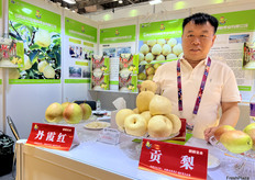 来自祁县麒麟果业有限公司的于建江先生。公司位于山西省祁县，出口多种鲜梨产品，如丹霞红，酥梨，贡梨等。/ Mr. Jianjiang Yu from Qixian Qilin Fruit Industry Co., Ltd. The company is located in Qixian County, Shanxi Province and exports a variety of fresh pear products, such as Danxia Red, Crisp Pear, and Gong Pear.