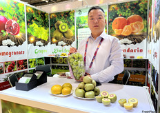 来自NFD公司的总经理张通先生。公司出口石榴，葡萄，猕猴桃等多种果蔬产品。/ Mr. Tong Zhang, General Manager from NFD. The company exports a variety of fruits and vegetables, including pomegranates, grapes, and kiwis.