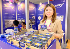 来自粤民农业科技有限公司的营销顾问席玥。公司在云南和广东有223公顷种植基地，销售多品种的蓝莓。据席经理介绍，2024-2025季度蓝莓的甜度平均达13度。/Yue Xi, a marketing consultant at Yuemin Agricultural Technology Co., Ltd., operates a 223-hectare blueberry plantation in Yunnan and Guangdong, selling a variety of blueberry varieties. According to Manager Xi, the average sweetness of blueberries in the 2024-2025 season will reach 13 degrees.