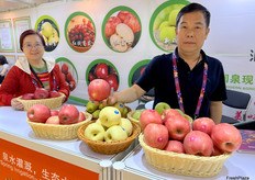 白水县润泉现代农业科技开发有限公司的参展代表。苹果是公司的主打产品。/ Representatives from Baishui County Runquan Modern Agricultural Science and Technology Development Co., Ltd. Apples are the company's main product.