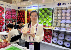 来自Big apple farms的张经理。/ Manager Zhang from Big Apple Farms.