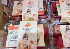 Big apple farms包装精美的草莓苹果产品。/ Well packaged strawberry apple products from Big Apple Farms.