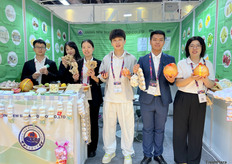 来自济宁新丝路的销售经理 Alan Xu（右三）及参展团队。公司出口大蒜，生姜，洋葱，柚子等多种农产品。/ Alan Xu (third from right), sales manager of Jining New Silk Road, and his team at the exhibition. The company exports a variety of agricultural products, including garlic, ginger, onions, and pomelos.