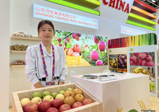 山东月笙果蔬有限公司出口包括苹果，生姜，大蒜等多品类的农产品。/ Shandong Yuesheng Fruits Vegetable Co., Ltd. exports a variety of agricultural products including apples, ginger, garlic, etc.