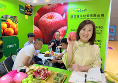 烟台益平经贸有限公司的孙雪咏经理。/ Xueyong Sun, manager of Yantai Elfa Economic and Trading Co., Ltd.