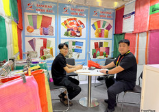 来自河北三超网业的总经理张先生和参展同事。公司制造和出口多规格的农产品网袋包装。/ Mr. Zhang, General Manager of Hebei Sanchao Net Industry, and his colleague at the exhibition. The company manufactures and exports a variety of mesh bags for agricultural products.