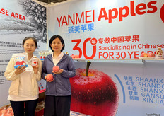 洛川县红宝果品冷藏有限责任公司的参展代表。苹果是公司的主要产品。除鲜苹果外，公司还销售包括苹果饮料，苹果脆片在内的多种苹果加工品。/ Representatives from Luochuan County Hongbao Fruit Refrigeration Co., Ltd., a company that specializes in apples. Besides fresh apples, they also sell a variety of processed apple products, including apple drinks and apple chips.