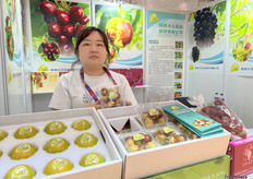 陕西大元农业科技有限公司的王沙沙经理。公司出口大荔冬枣，樱桃，桃等产品。/ Shasha Wang, manager of Shaanxi Dayuan Agricultural Technology Co., Ltd. The company exports Dali winter dates, cherries, peaches and other products.