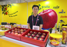 广州市青怡农业科技股份有限公司的梁俊杰经理。除主打产品苹果外，公司还出口白芯蜜柚，红芯蜜柚等产品。/Junjie Liang, manager of Guangzhou Qingyi Agricultural Technology Co., Ltd. In addition to its main product, apples, the company also exports white honey pomelo and red honey pomelo.