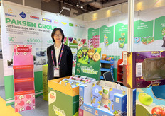 来自Paksen的黄霓裳经理。公司定制各种规格的果蔬包装盒及包装袋。/ Nishang Huang, manager of Paksen. The company customizes various sizes of fruit and vegetable packaging boxes and bags.