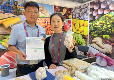 来自河南领路峰贸易的Kevin Chen （左一）和参展同事。公司出口生姜，大蒜，蒜瓣等多种农产品。/ Kevin Chen (first from left) from Henan Linglufeng Trading and his colleague at the exhibition. The company exports a variety of agricultural products, including ginger, garlic, and garlic cloves.