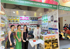 来自东菀市长荣佳胶袋有限公司的参展图团队。/ The exhibition team from Dongwan Gao Zhiyuan Plastic Productions Ltd.