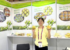 青岛华宋食品有限公司的Kathy Zhao。鲜梨是公司的主要出口产品。/ Kathy Zhao from Qingdao Huasong Food Co., Ltd. Fresh pears are the company's main export product.