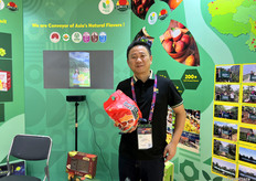 来自厦门元初食品股份有限公司的客户经理康鑫。红柚是公司的主打产品之一。/ Xin Kang, Account Manager at Xiamen Yuanchu Food Co., Ltd. Red pomelo is one of the company's flagship products.