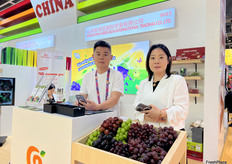 来自山东歌瑞宝国际贸易有限公司的参展代表吴经理（右一）和参展同事。/ Manager Wu (first from the right), an exhibition representative from Shandong Green Box International Trading Co., Ltd., and his colleague at the exhibition.