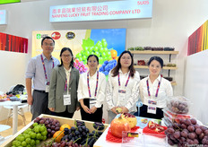 南丰县瑞郭贸易有限公司的参展团队。葡萄是公司的主要出口品类。/ The exhibition team from Nanfeng Lucky Fruit Trading Company Ltd. Grapes are the company's main export product.