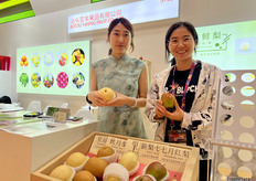 泊头亚丰果品有限公司的邬春萌和参展同事。该公司出口多品种的鲜梨产品，如皇冠梨，秋月梨，鸭梨，新梨七号，七月红梨等。/Chunmeng Wu and her colleague from Botou Yafeng Fruit Co., Ltd., which exports a variety of fresh pears, including Crown Pear, Qiuyue Pear, Ya Pear, Xinli No. 7, and Qiyuehong Pear.