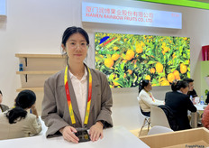 厦门润博果业股份有限公司的Danne Fei。柑橘是公司的主要出口产品。/ Danne Fei from Xiamen Rainbow Fruits Co., Ltd. Citrus is the company's main export product.