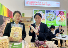 山东省鑫农食品有限公司的Amy Xu（左一）和参展同事。/ Amy Xu (first from left) from Shandong Sinofarm Food Co., Ltd. and her colleagues participating in the exhibition.