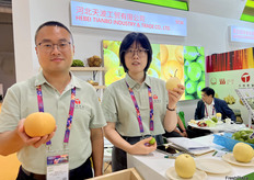河北天波工贸有限公司的罗经理（左一）和Cici （右一）。/ Manager Luo (first from left) and Cici (first from right) of Hebei Tianbo Industry & Trade Co., Ltd.